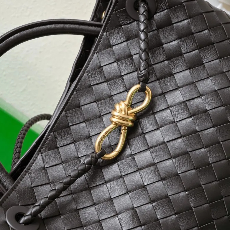 The 2023 new Andiamo batch of 2260 BV has been shipped‼ ️Really popular🔥The new Andiamo woven handbag launched by Bottega Veneta this season is really popular all over the world! ! Celebrities at home and abroad have worn it, and Oscar-winning actress Michelle Yeoh has taken it out on the street. Song Jia, Trai Yara, Yu Feihong, Sanji Ayaka, Rosie Hunting-Whiteley, Yoshioka Riho, etc. have all picked up this bag. It is classic and versatile, showing off its temperament, and the bag capacity is also large, which is very convenient for daily commuting! ! A variety of carrying methods, the shoulder straps can be adjusted by yourself, the original lambskin feels soft and delicate, and the unisex style breaks gender boundaries and brings a more practical and longer-lasting use experience. Andiamo, which has both elegant and casual styles, perfectly interprets the true appearance of "fashionable old money style". Style number: 8463 Size: 32*24*12